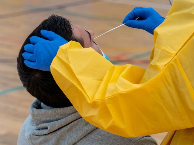 Un sanitari en un cribratge amb test d'antígen.