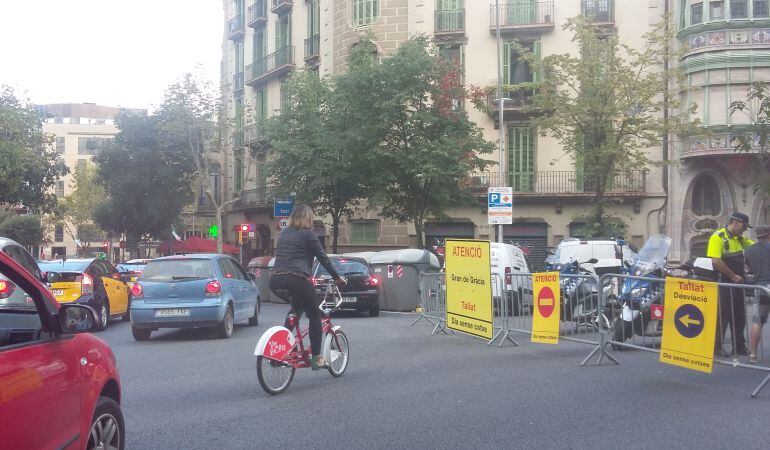 Aspecte del carrer Còrsega a les 18 hores del dia sense cotxes