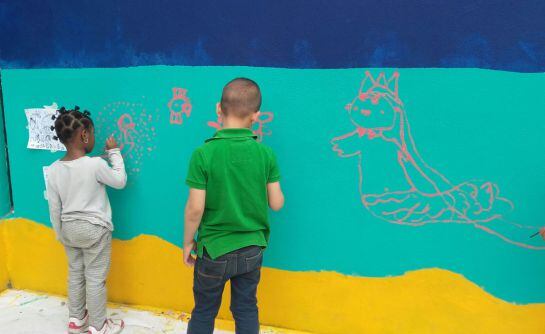 Alumnos del Colegio Juan Manuel Montoya de Nazaret haciendo dibujos para decorar el patio de recreo