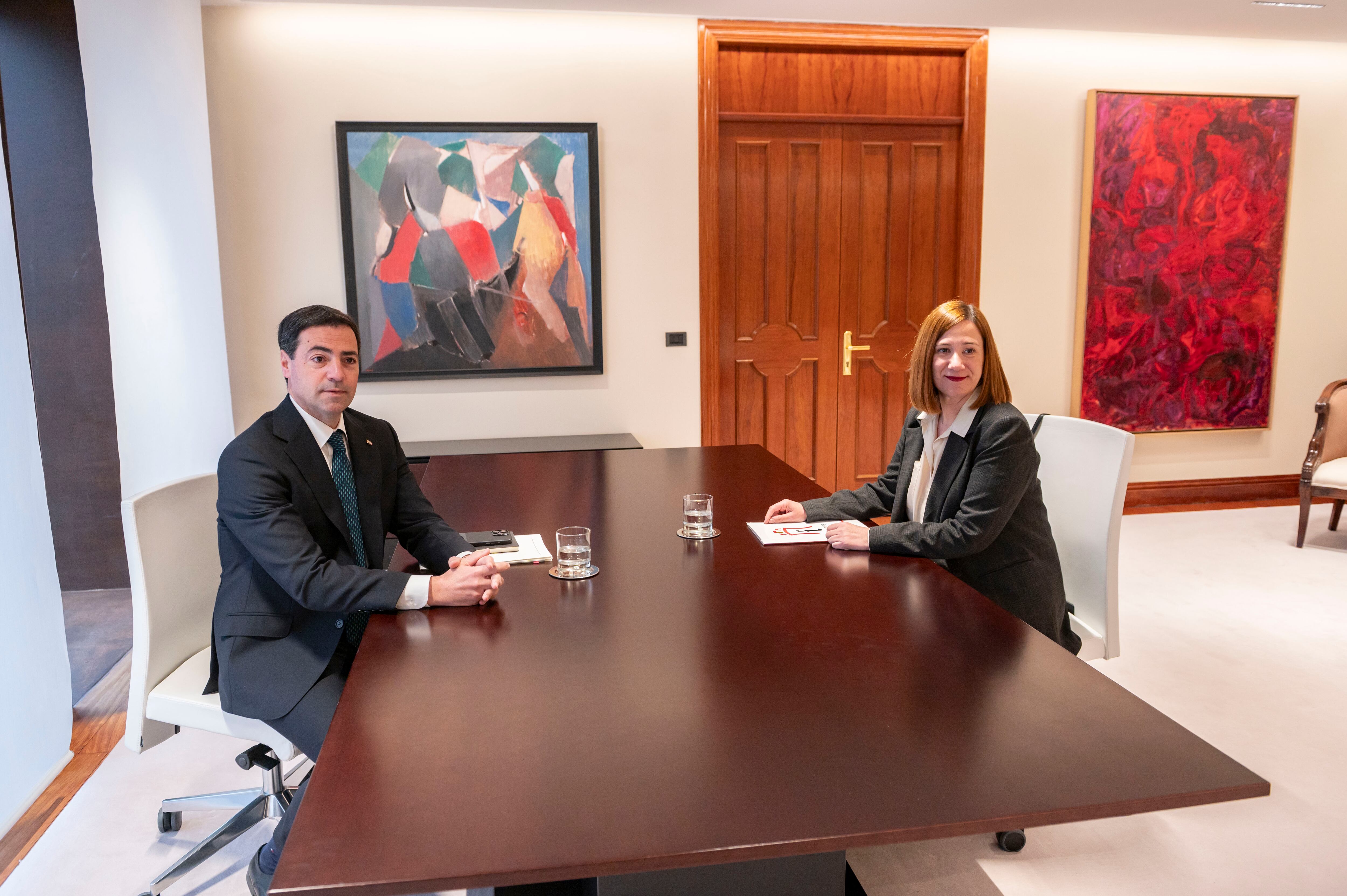 Reunión entre el Lehendakari, Imanol Pradales, y la alcaldesa de Irun, Cristina Laborda, en Vitoria-Gasteiz