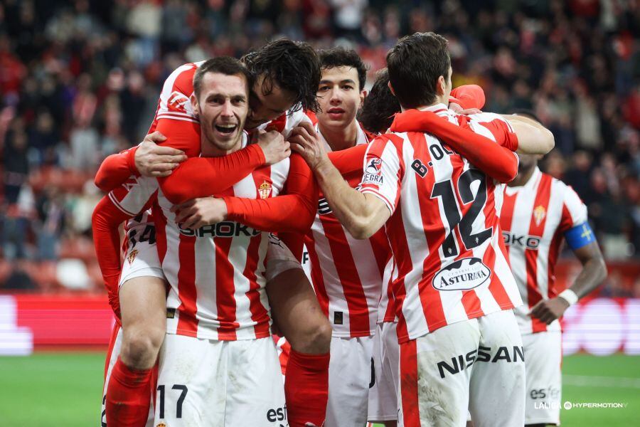 Los jugadores del Sporting celebran uno de los goles marcados al Mirandés.