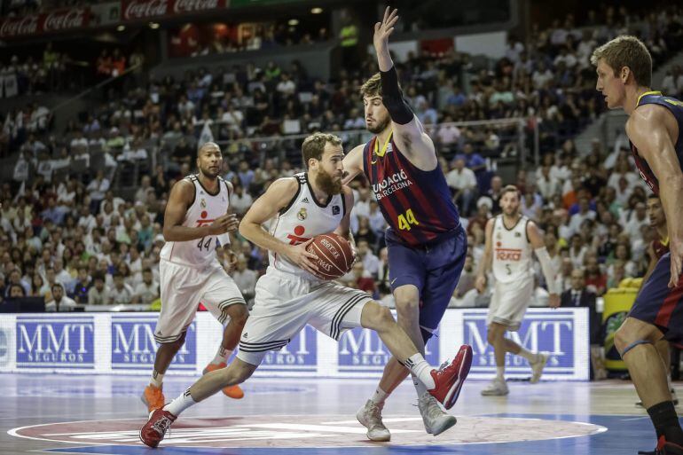 El base del Real Madrid Sergio Rodríguez, con el balón ante el pívot croata del FC Barcelona Ante Tomic