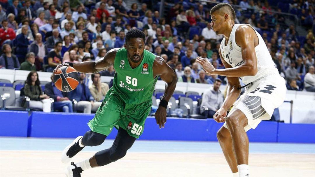 Michael Eric encara a Tavares.