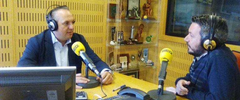 Momento de la entrevista en Radio Cádiz de Juan Carlos Ruiz Boix