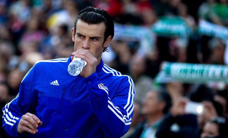 Gareth Bale bebe agua antes de un partido