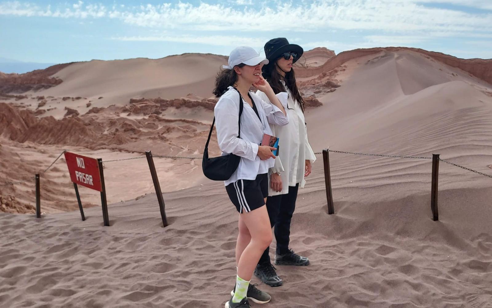 Con su hermana Julia visitando el desierto de Atacama