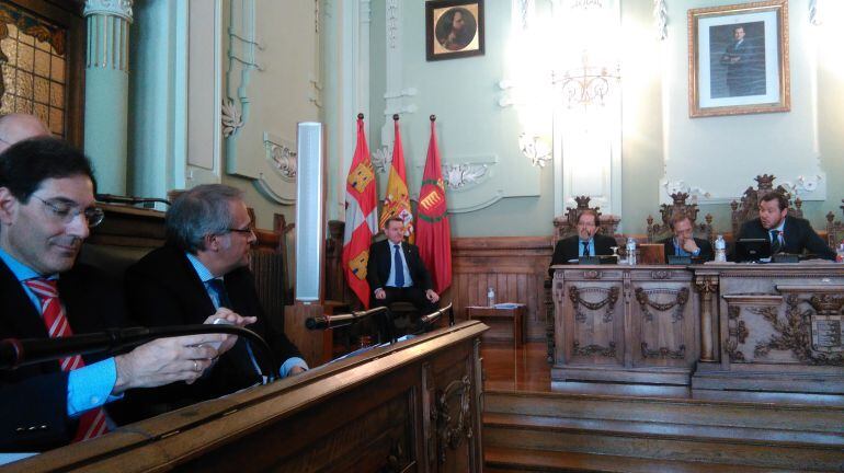 Secuencia del debate sobre los sueldos entre Martínez Bermejo y el alcalde