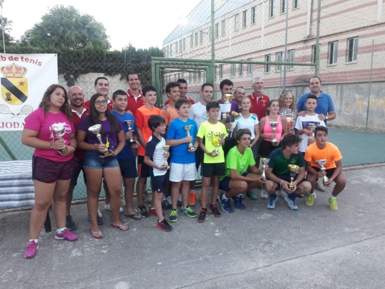 Foto de familia con ganadores, directivos y representantes del Ayuntamiento de Jódar