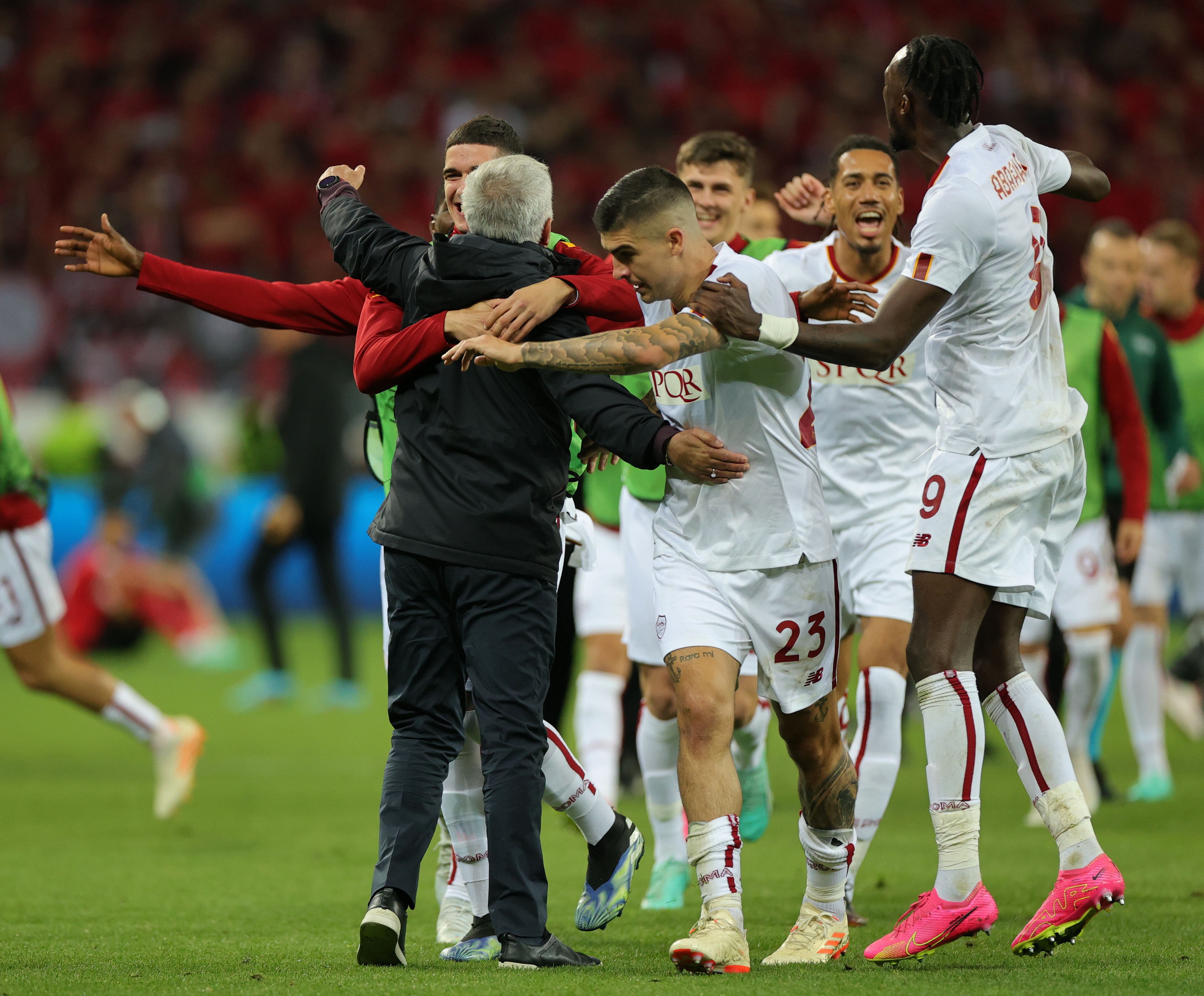 Mourinho celebra con sus jugadores tras clasificarse para la final de la UEFA Europa League (Alemania) EFE/EPA/FRIEDEMANN VOGEL