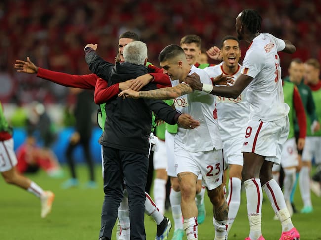 Mourinho celebra con sus jugadores tras clasificarse para la final de la UEFA Europa League (Alemania) EFE/EPA/FRIEDEMANN VOGEL