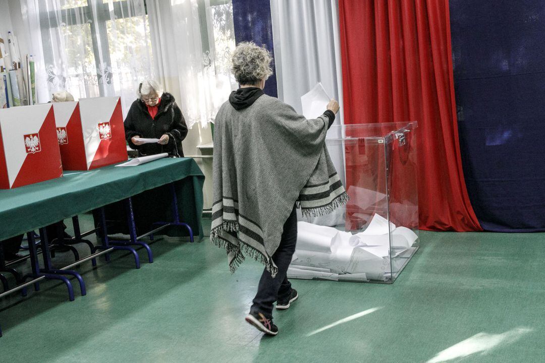 Una mujer deposita su voto en la urna