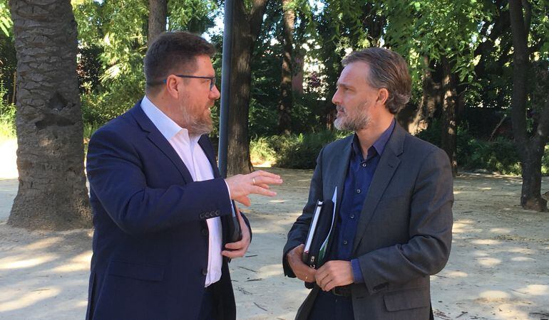 Consejeros durante la reunión para abordar la retirada de residuos plásticos.