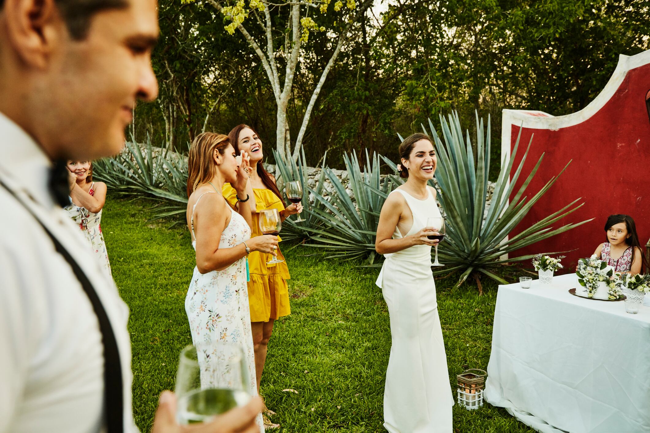 Una novia acompañada de varios invitados en una boda.