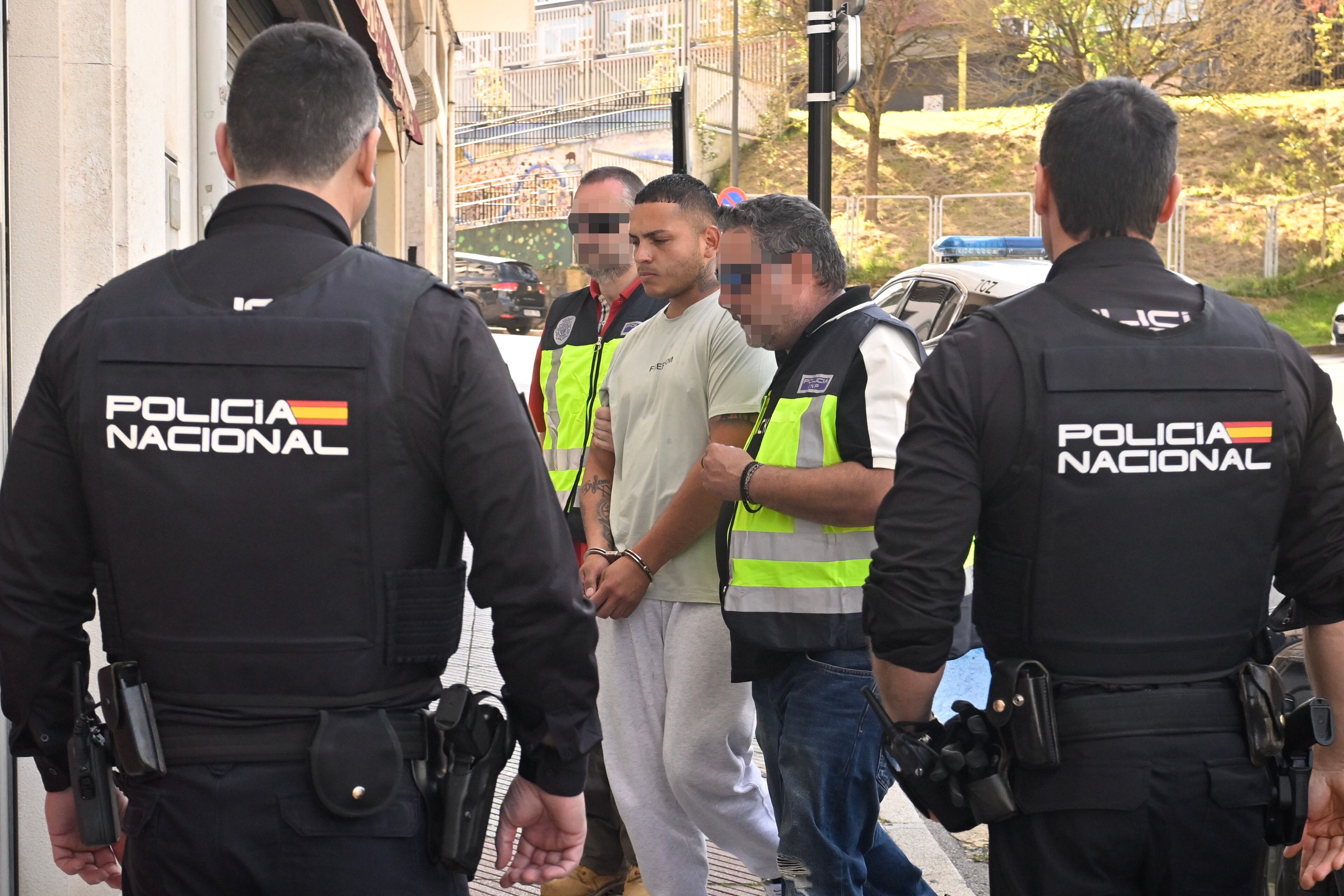 Uno de los detenidos a su llegada a los juzgados de Siero. EFE/ Eloy Alonso