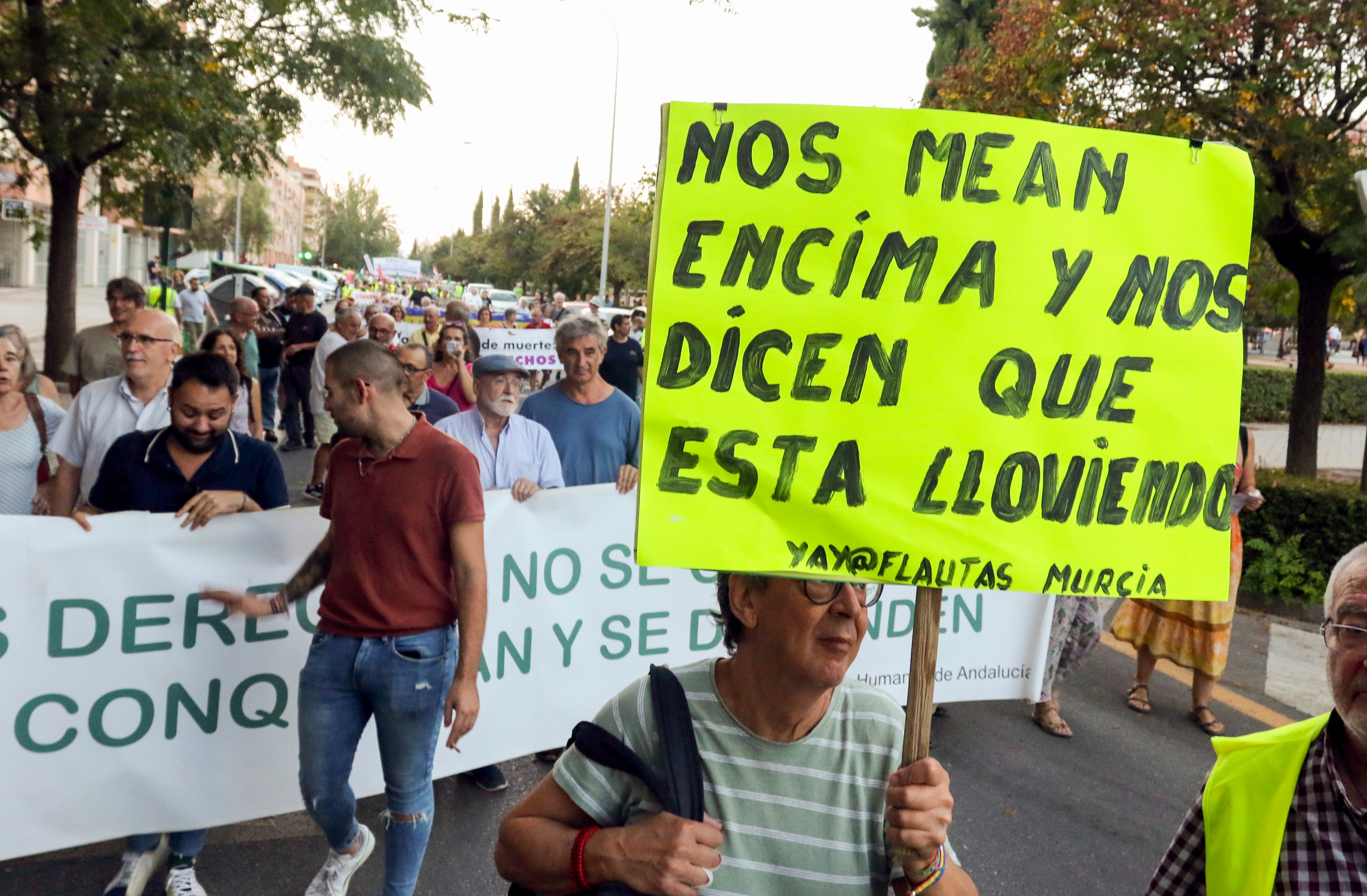 Varios centenares de personas han participado este jueves en la única manifestación autorizada durante la doble cumbre europea que se celebra en Granada, una marcha convocada por una treintena de movimientos sociales y sindicales que ha sido desplazada del centro por sentencia del Tribunal Superior de Justicia de Andalucía (TSJA)