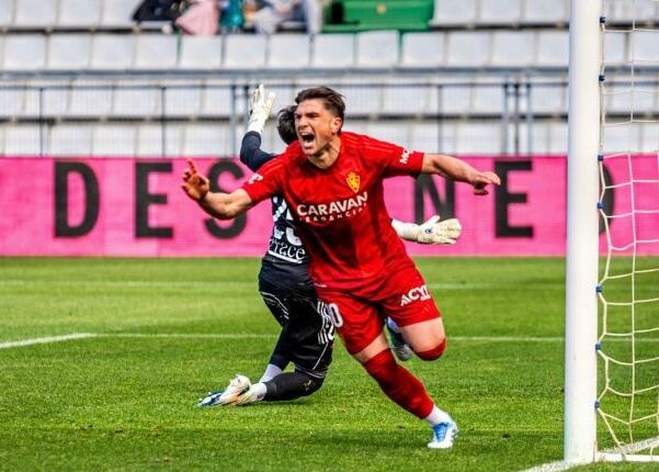 Guti celebra el gol marcado en A Malata