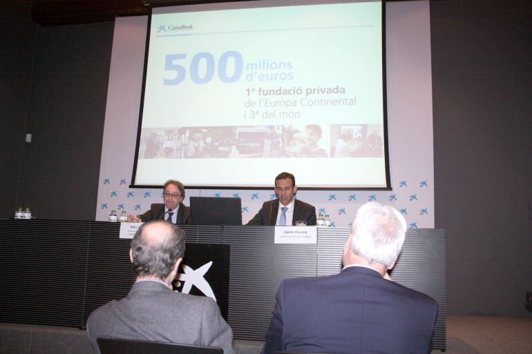 El director territorial de 'la Caixa' a Catalunya, Jaume Masana, i el director corporatiu de l'Àrea Social de la Fundació Bancària 'la Caixa', Marc Simon