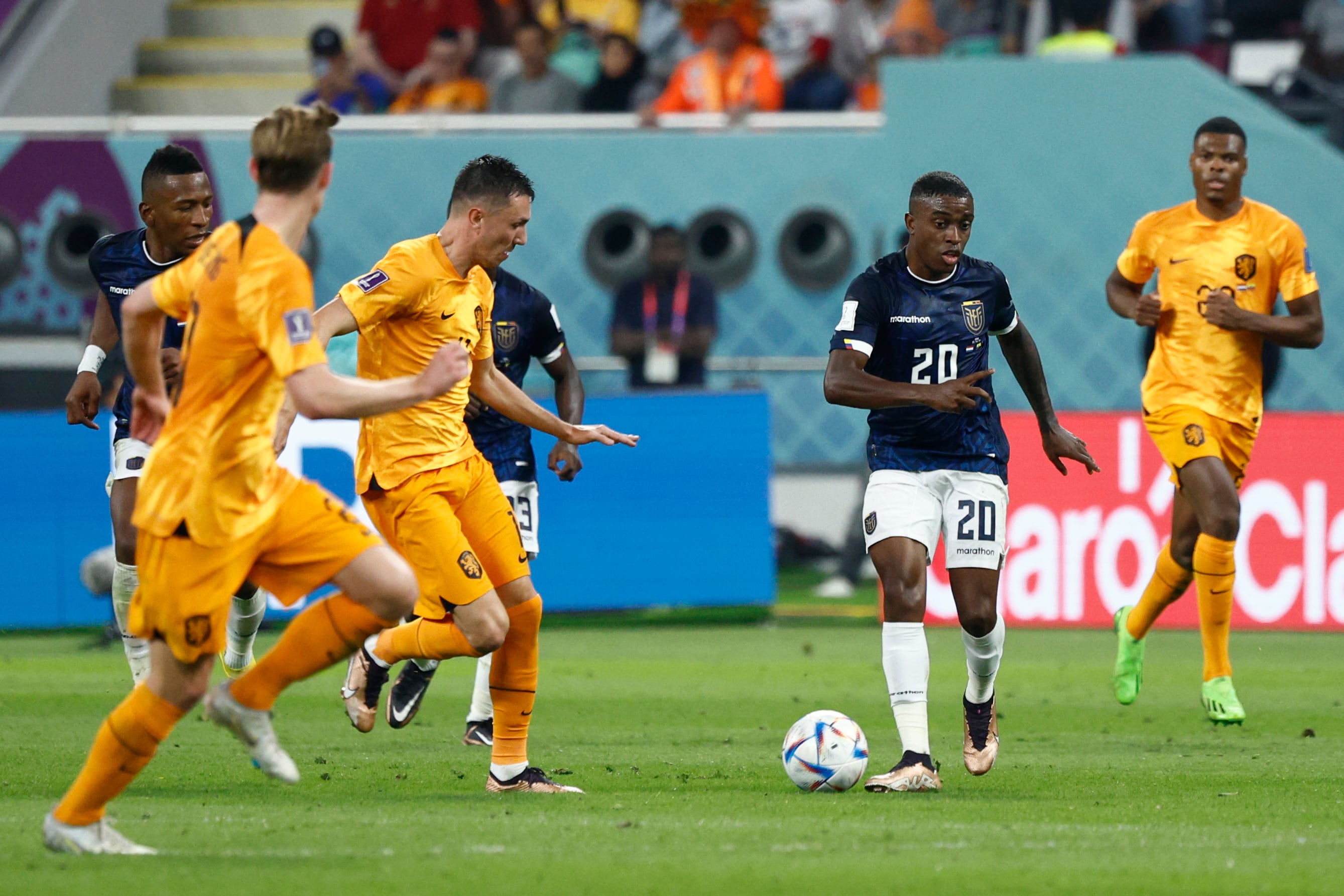 Jhegson Méndez (c) de Ecuador controla el balón hoy, en un partido de la fase de grupos del Mundial de Fútbol Qatar 2022 entre Países Bajos y Ecuador en el estadio Internacional Jalifa en  Doha (Catar). EFE/ Rodrigo Jiménez