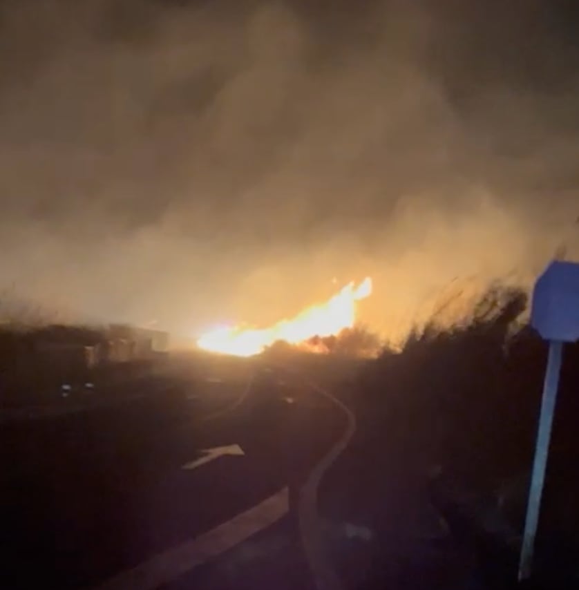 Las llamas del incendio declarado junto al río Vaca en Xeraco se pueden ver desde varios kilómetros mientras los bomberos trabajan para controlarlo