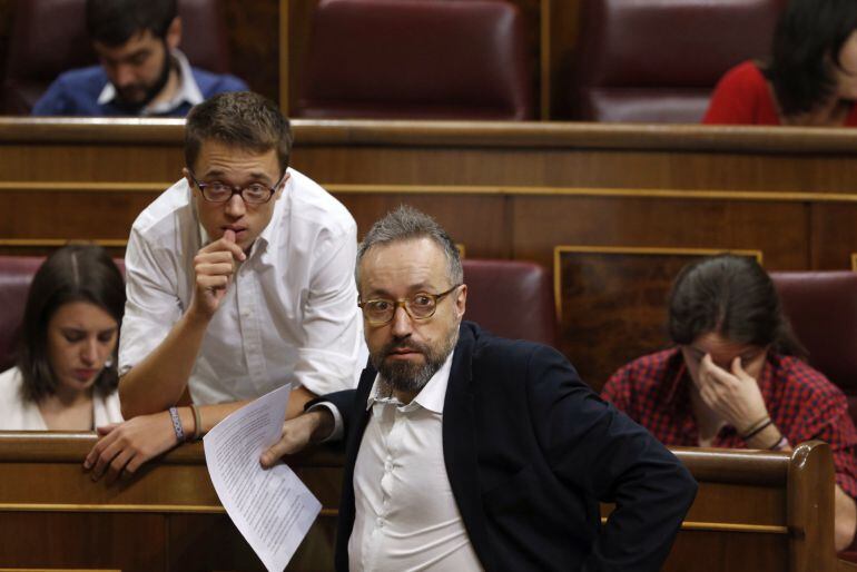 El portavoz de Unidos Podemos en el Congreso, Íñigo Errejón (i) junto al portavoz de Ciudadanos, Juan Carlos Girauta durante el pleno del Congreso de los Diputados