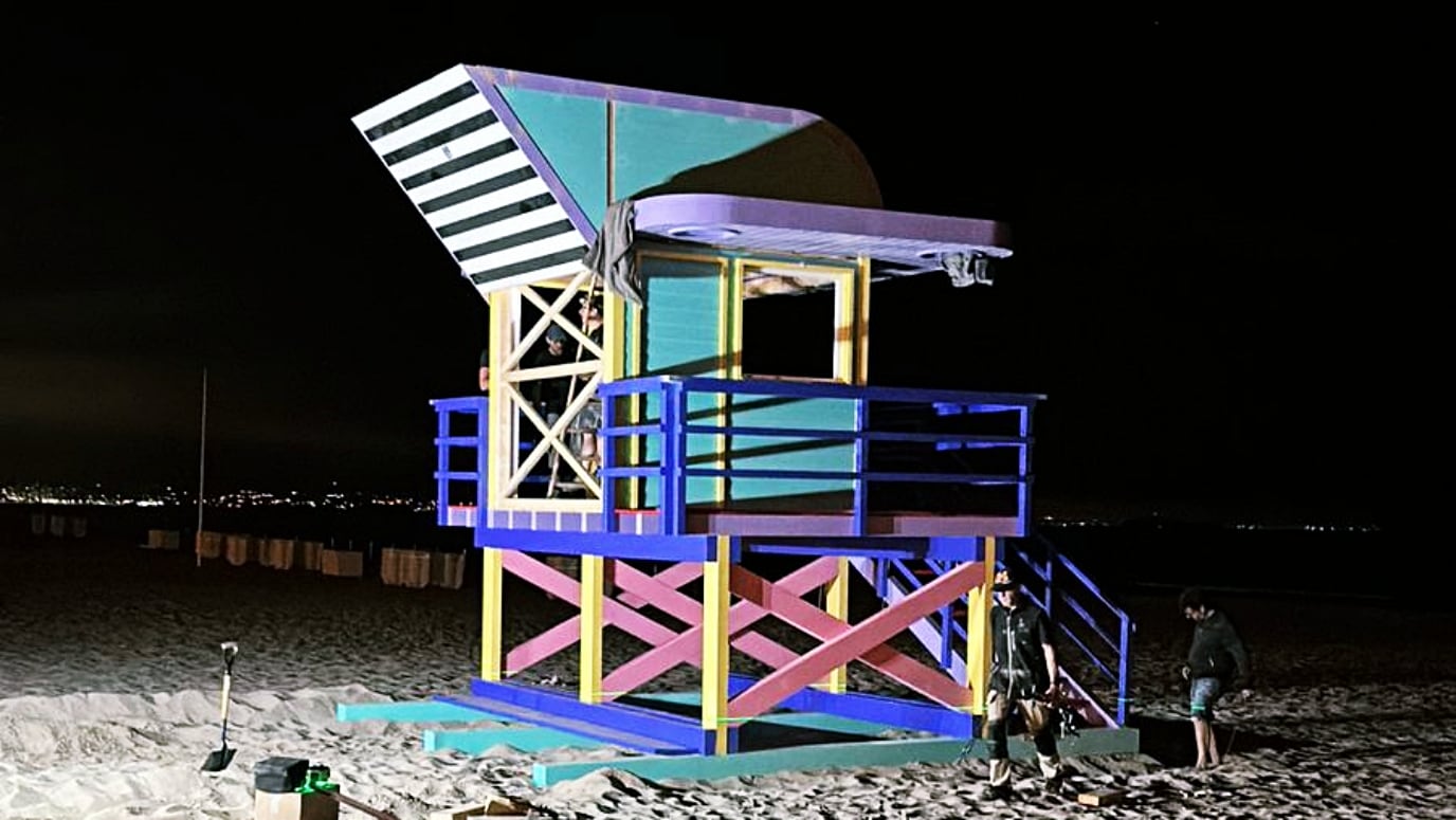 La primera caseta diseñada por Antonyo Marest luce en el arenal de la playa de San Juan de Alicante