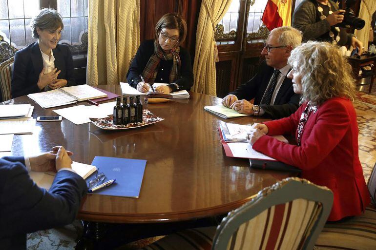 Eva Díaz Tezanos, vicepresidenta regional y Miguel Ángel Palacio, director general de Medio Ambiente, con la ministra Isabel García Tejerina.