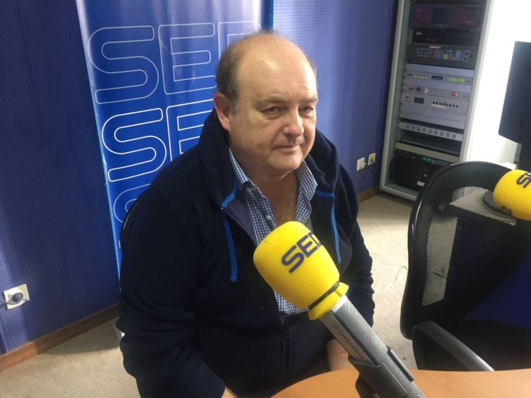 Miguel Ángel Lavín en los estudios de SER Castro Urdiales.