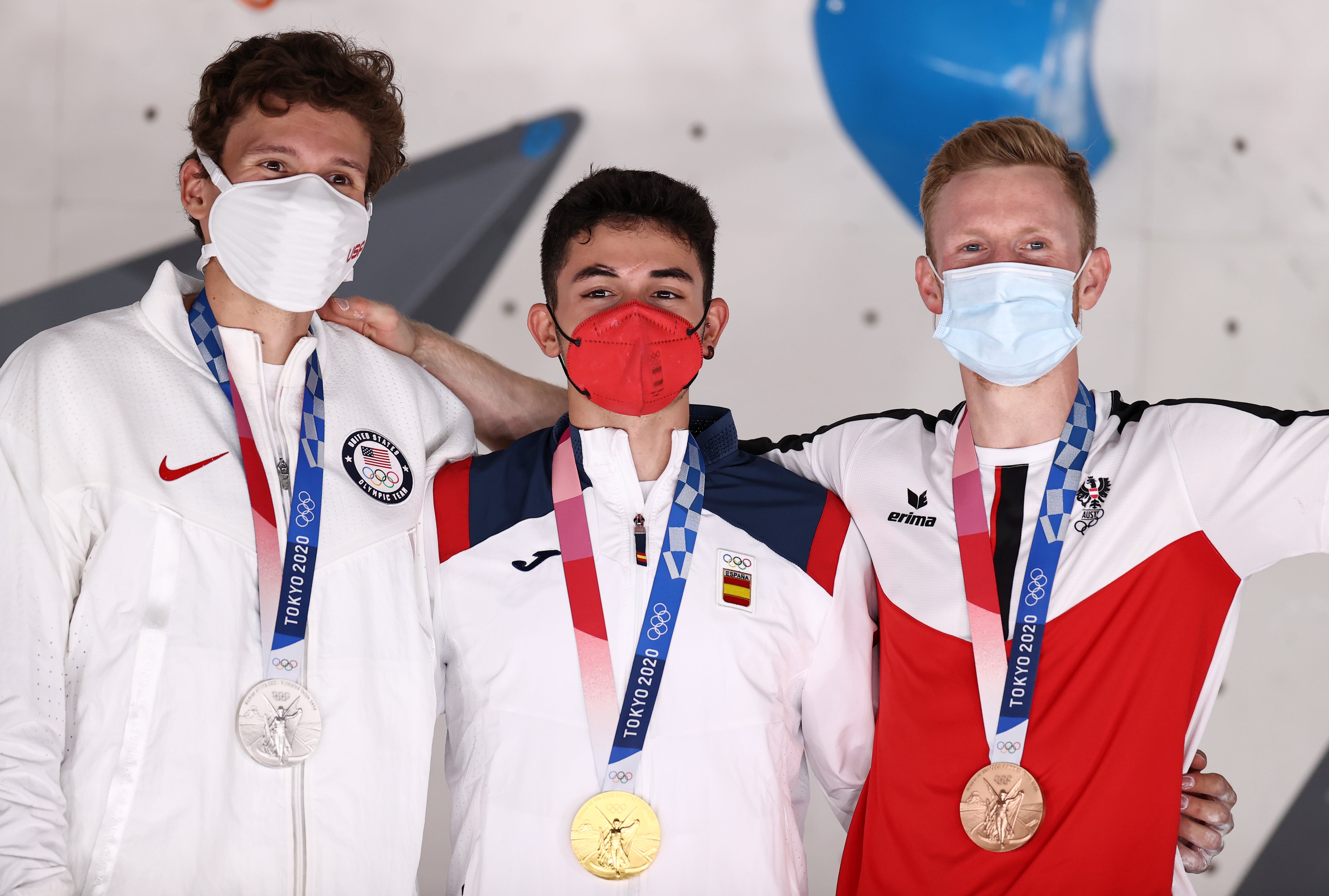 Nathaniel Coleman (Estados Unidos(, Alberto Ginés (España) y Jakob Schubert (Austria), posan con sus medallas de plata, oro y bronce, respectivamente, con las mascarillas puestas por las restricciones del coronavirus durante los JJOO de Tokyo. (Photo by Maja Hitij/Getty Images)