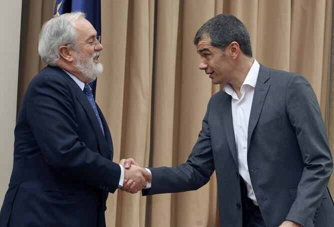 Miguel Arias Cañete saluda al diputado de UPyD Toni Cantó en la comisión de Medio Ambiente