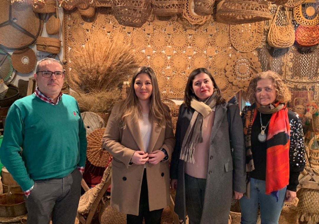 La delegada de Turismo, Raque Morales, segunda por la izquierda, durante la visita a las actuales instalaciones al Museo de Jódar, junto a la alcaldesa, M.ª Tersa García acompañadas por la concejala de Cultura, Juani Vílchez y el presidente de Saudar, ILdefonso alcalá