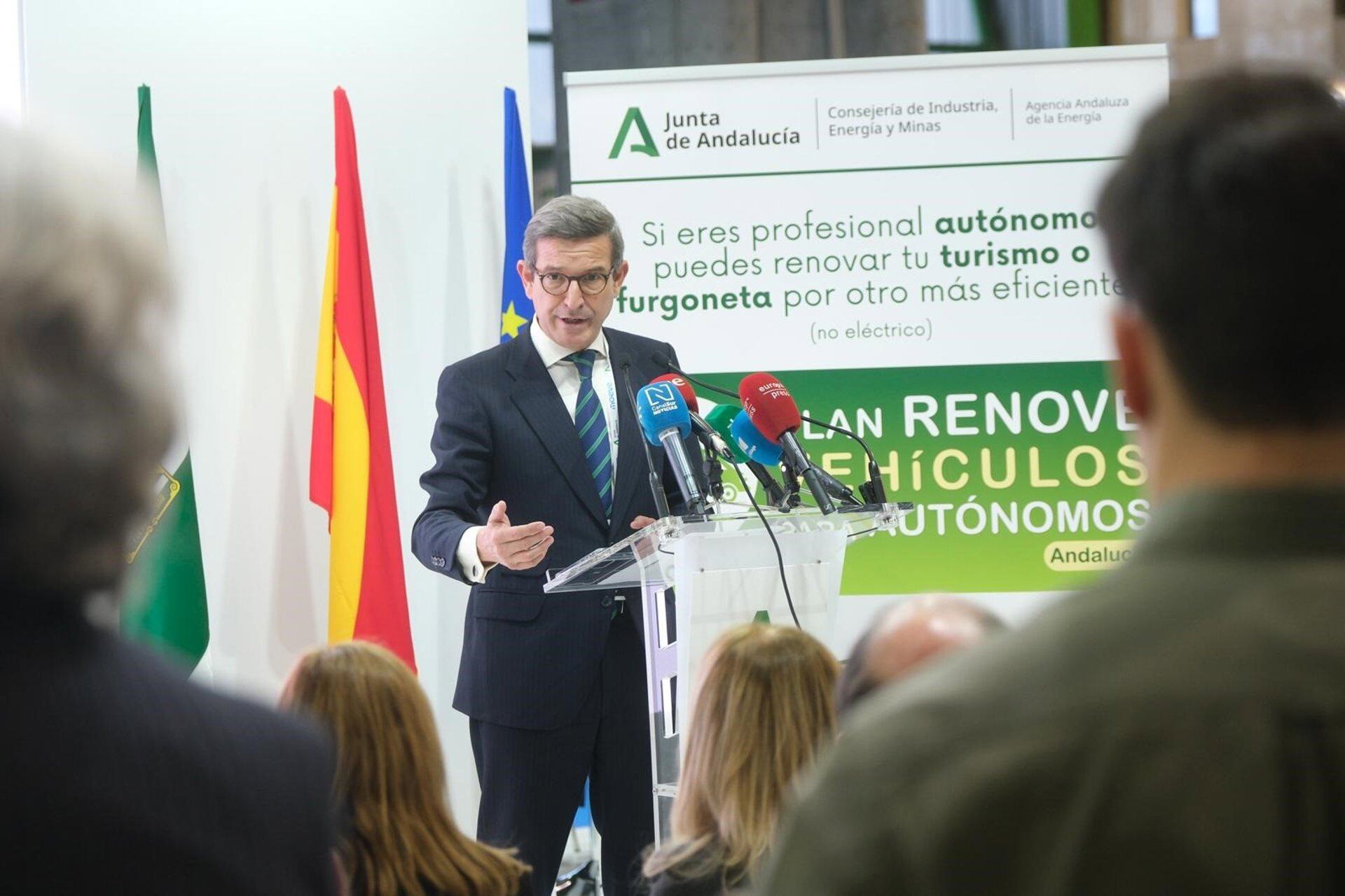 El consejero de Industria, Energía y Minas de la Junta de Andalucía, Jorge Paradela, presenta las ayudas del nuevo Plan Renove de vehículos para autónomos