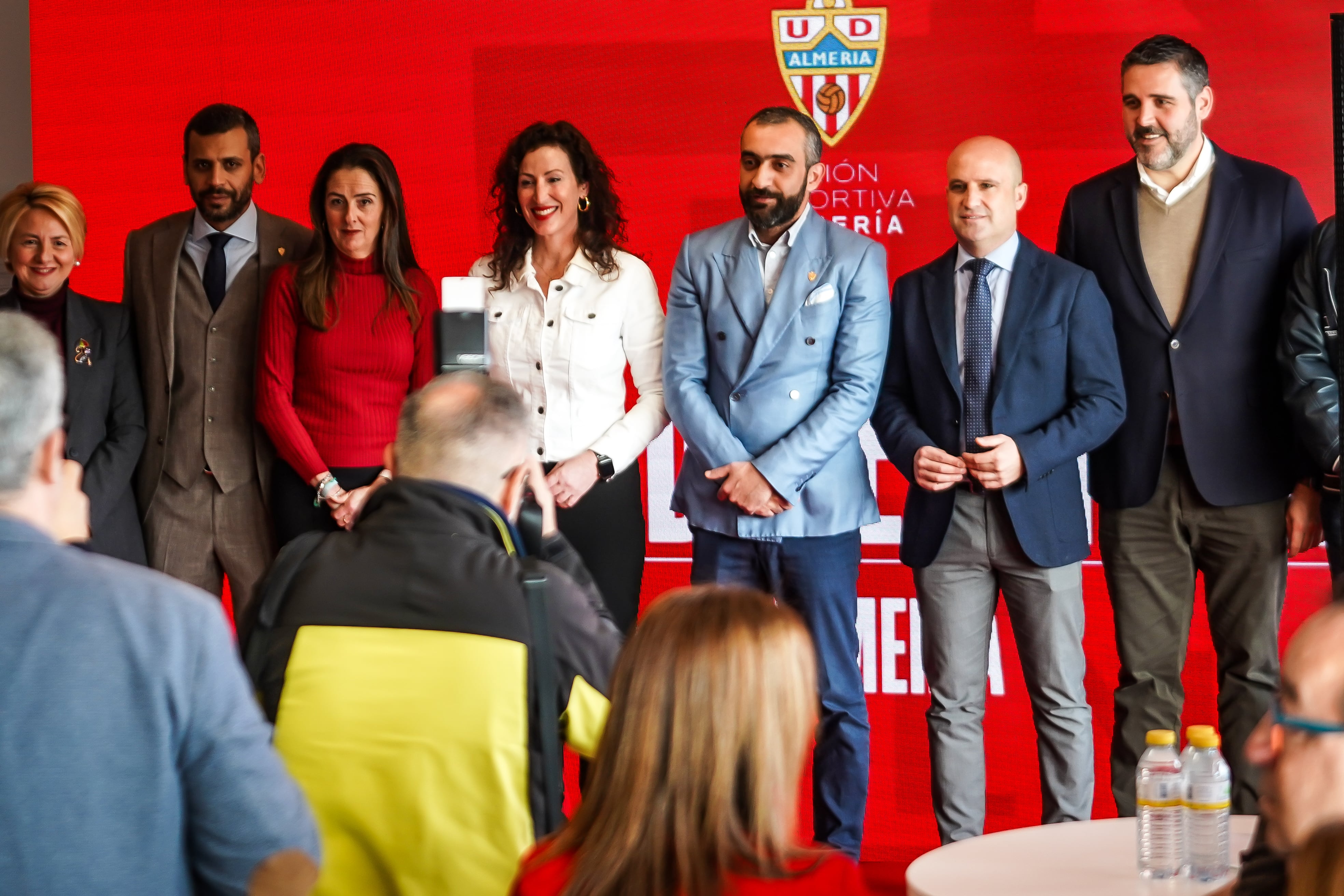 Muchas presentaciones y nadie ha movido la pala.