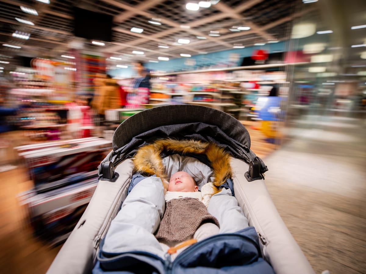 Utiliza un cochecito de bebé con un muñeco para robar en un comercio de Vitoria y pasa esto