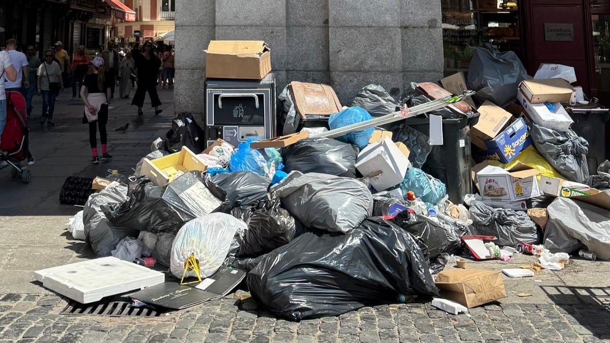 Montones de basura en la Plaza Mayor de Madrid / Cadena SER