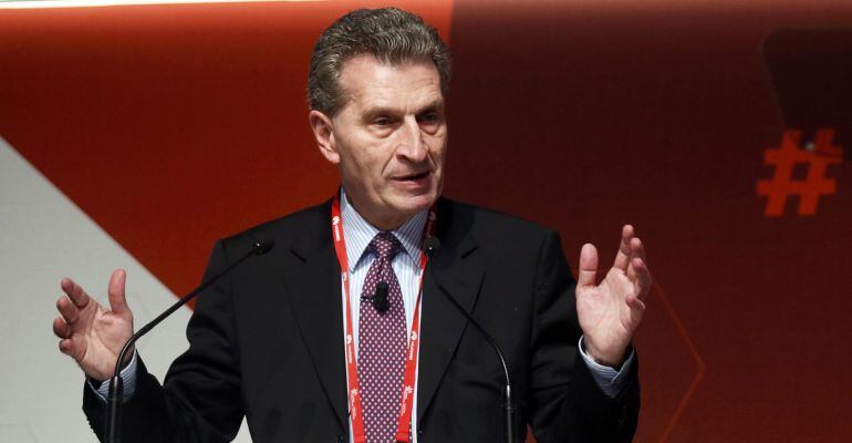 El comisario europeo de Política Digital, Gunther Oettinger durante la conferencia sobre el 5G en Europa en el Mobile World Congress de Barcelona