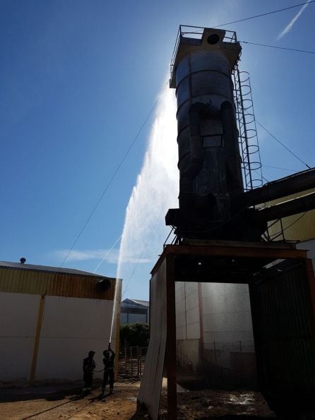 Silo en el que se ha producido el incendio de una fábrica en Mancha Real.