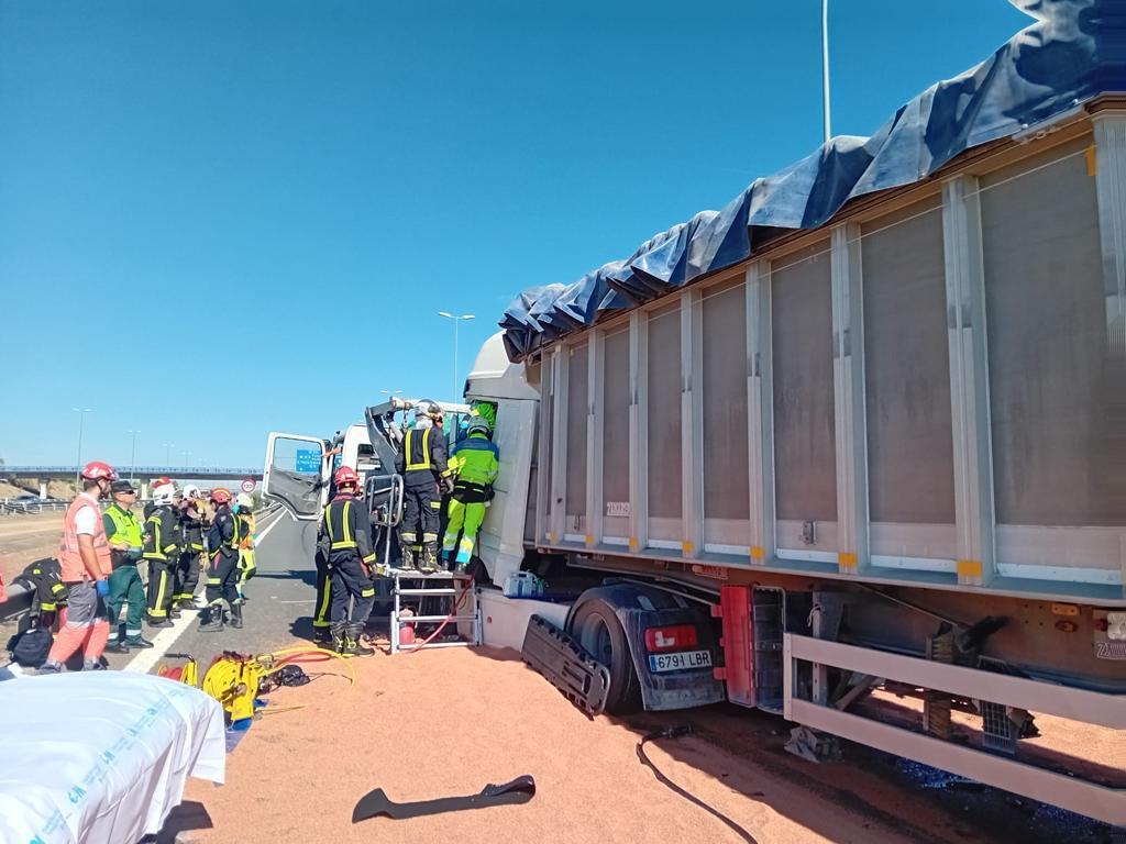 Uno de los camiones accidentados en la M-50