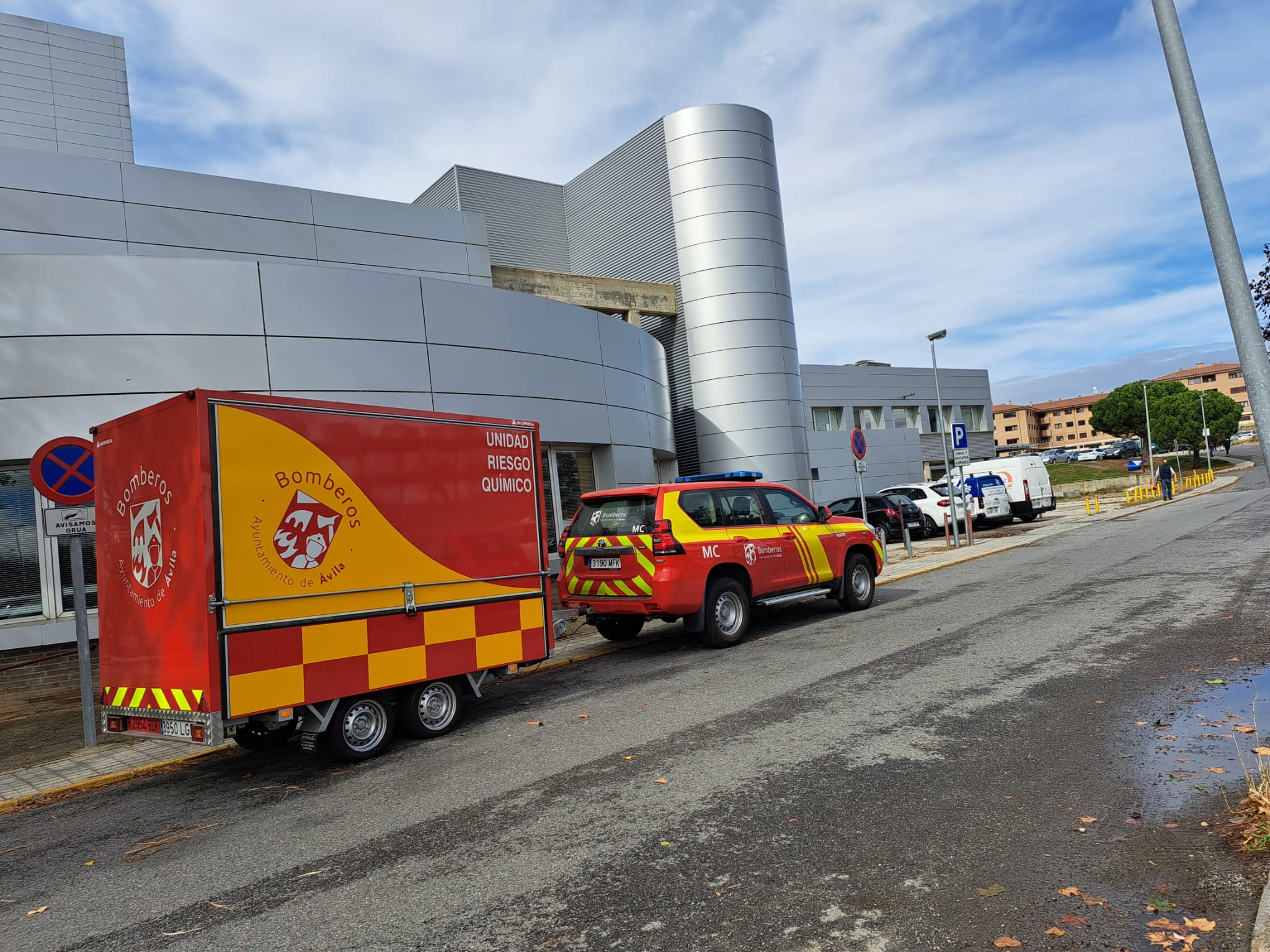 La unidad de riesgo químico de los bomberos se ha hecho cargo de la situación en el Hospital