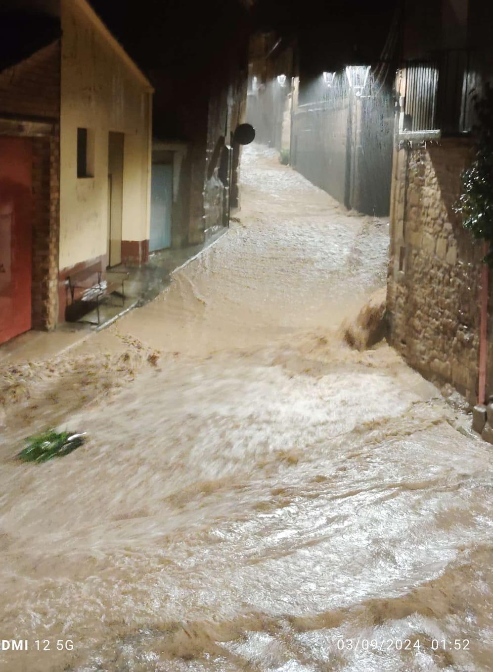 Fuerte caudal de agua de las precipitaciones en Labata