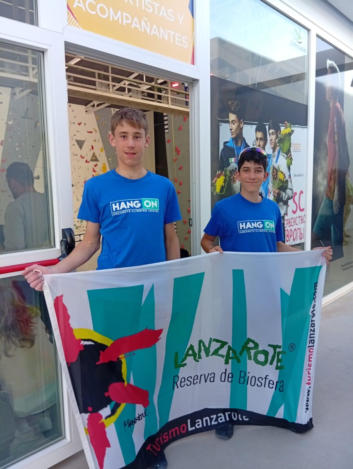 Deportistas del Hang On Climbing Lanzarote en la Copa de España de Escalada en Bloque.