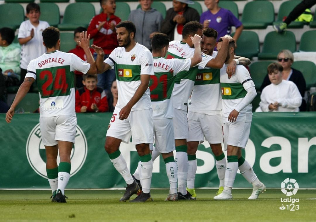 Los jugadores del Elche celebran un gol en el Martínez Valero