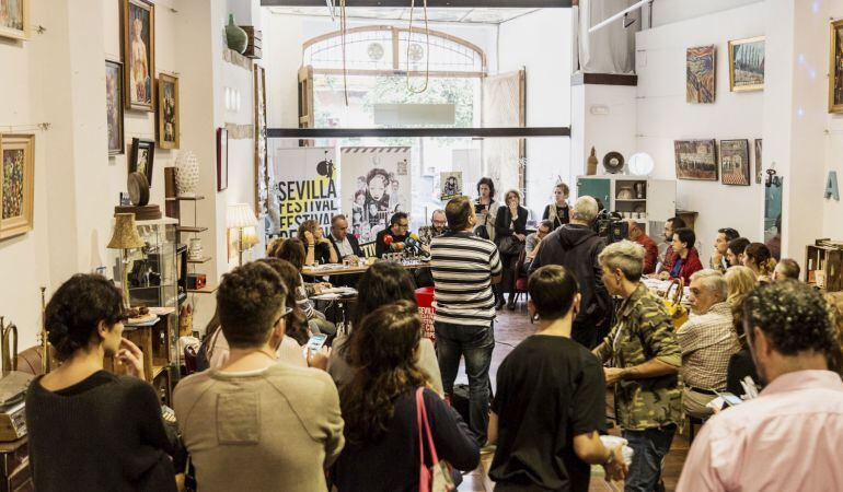 La rueda de prensa de prensentación del Festival de Cine Europeo de Sevilla ha tenido lugar en el establecimiento Metáforas, en la Plaza de La Mata