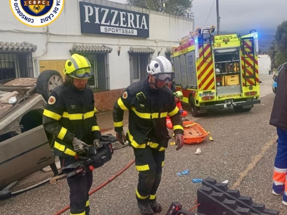 Un fallecido en Tarifa tras salirse de la vía y empotrarse contra la fachada de un restaurante
