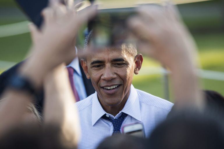 El presidente estadounidense Barack Obama saluda a los asistentes a un día de campo para los miembros del Congreso en el Jardín Sur de la Casa Blanca en Washington, (Estados Unidos) el pasado martes 14 de junio de 2016.