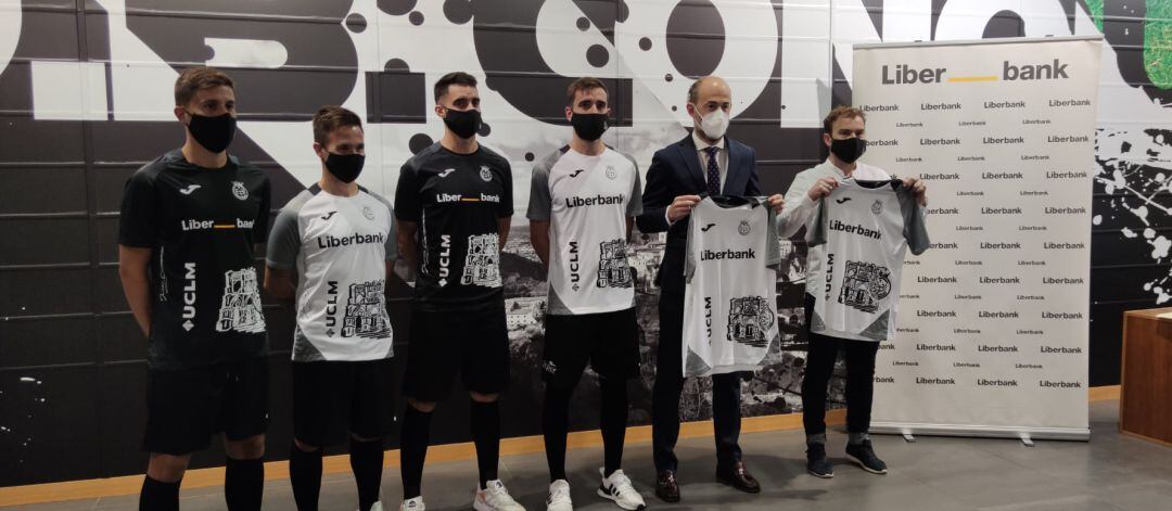 Presentación de las camisetas del Conquense para la temporada 2020-2021