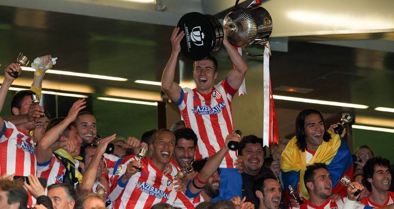 Gabi levanta la última Copa del Rey ganada por el Atlético ante el Real Madrid.