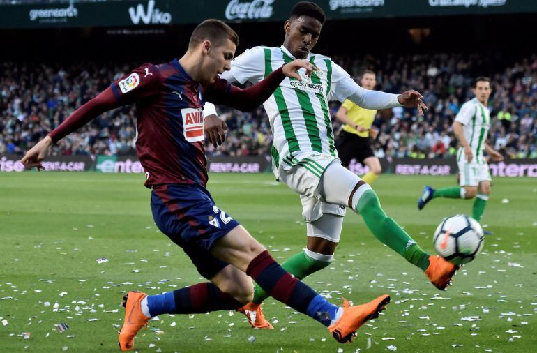 Ivan Alejo intenta centrar ante la oposición del defensa del Betis, Junior