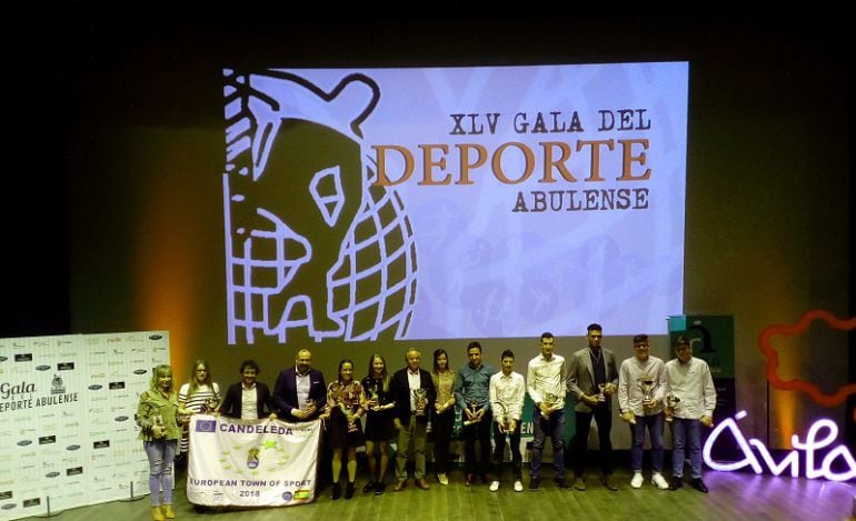 Foto de familia de los premiados en la gala