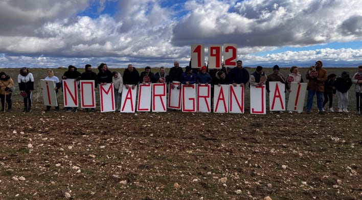 Fuentemolinos protesta contra las macrogranjas con una caminata al páramo de Corcos