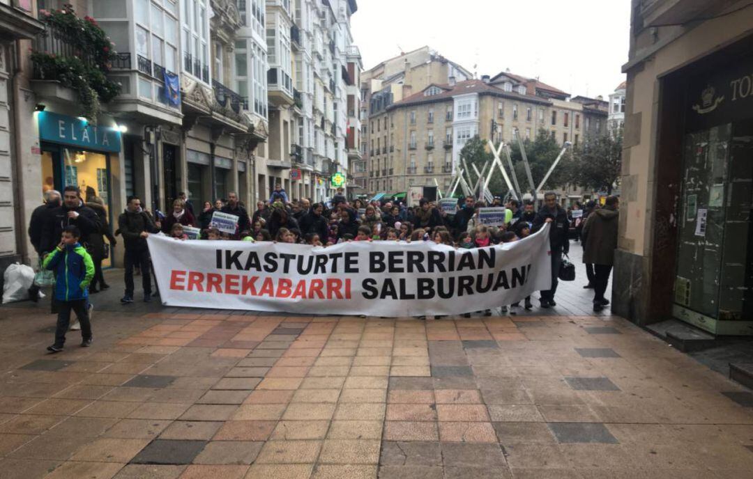 Las familias del colegio Errekabarri se manifestaban en 2019 por el retraso de las obras del nuevo instituto